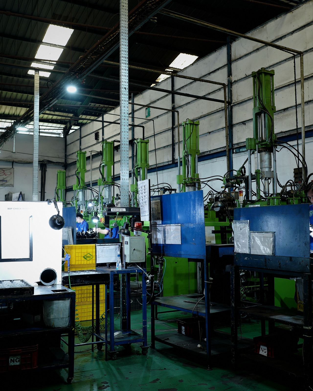 Cold runner injection press interior at PBR