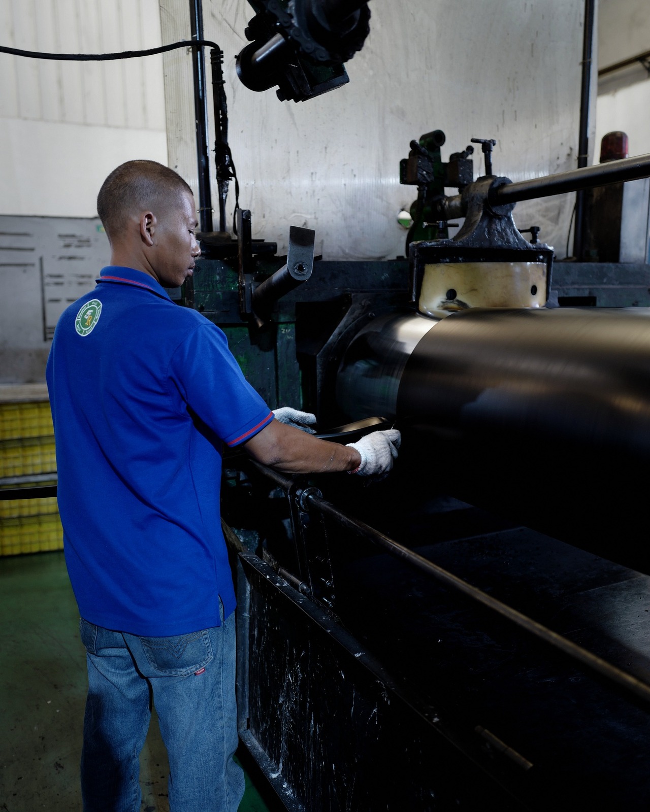 Operator at the two-roll compounding mill